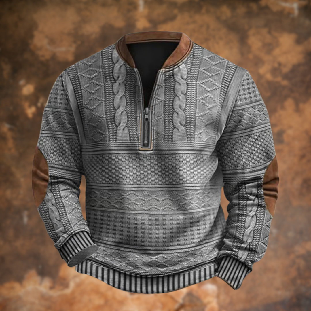 Maglione invernale grigio con motivo a trecce, zip frontale e toppe sui gomiti, su sfondo marrone. Maglione caldo, moda uomo, abbigliamento casual.