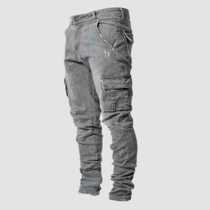 Jeans cargo grigi da uomo, stile casual, con tasche multiple e dettagli strappati, perfetti per un look urbano e moderno.