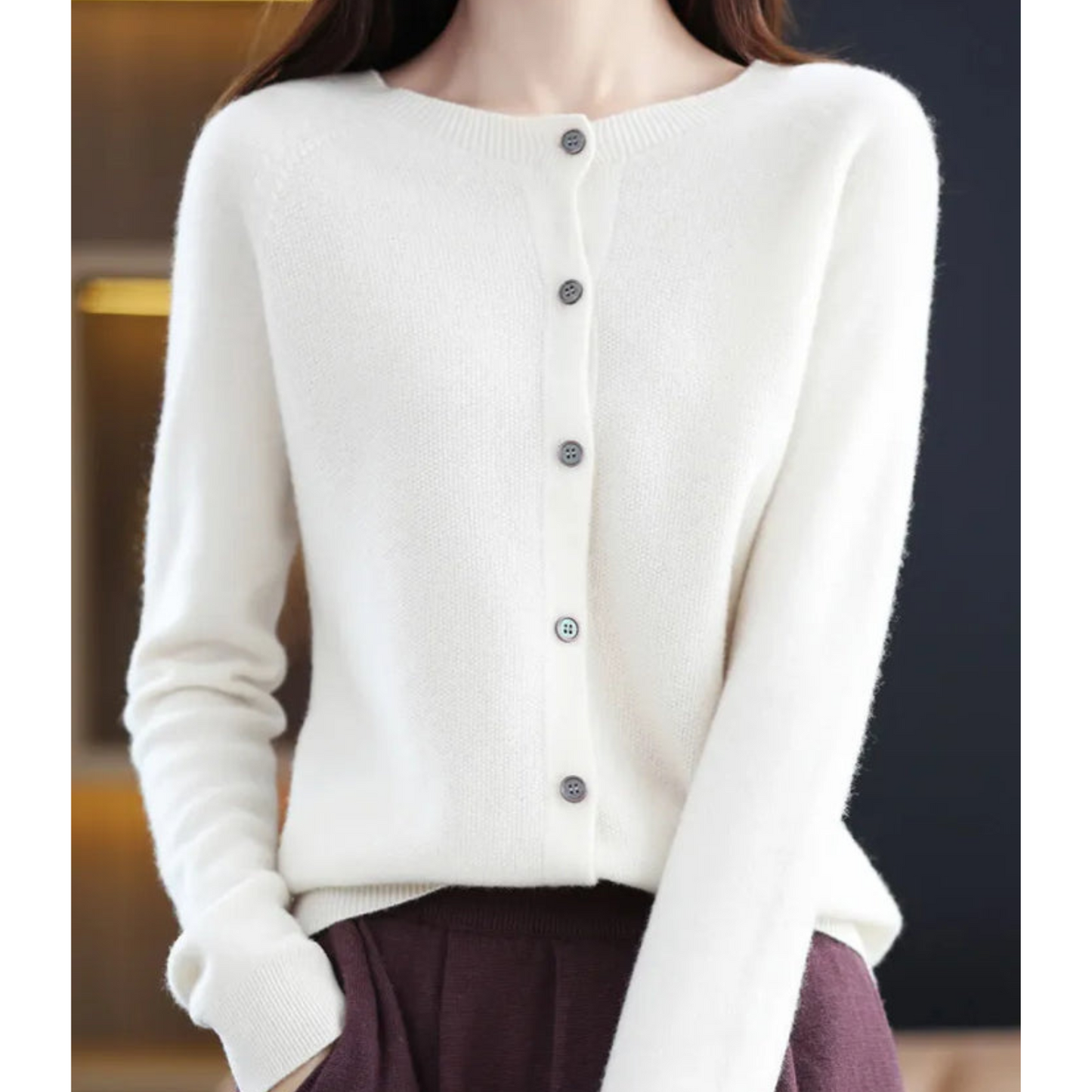 Maglione bianco in cashmere con bottoni, indossato da una donna. Elegante e caldo, ideale per moda autunnale e invernale. Stile casual chic.