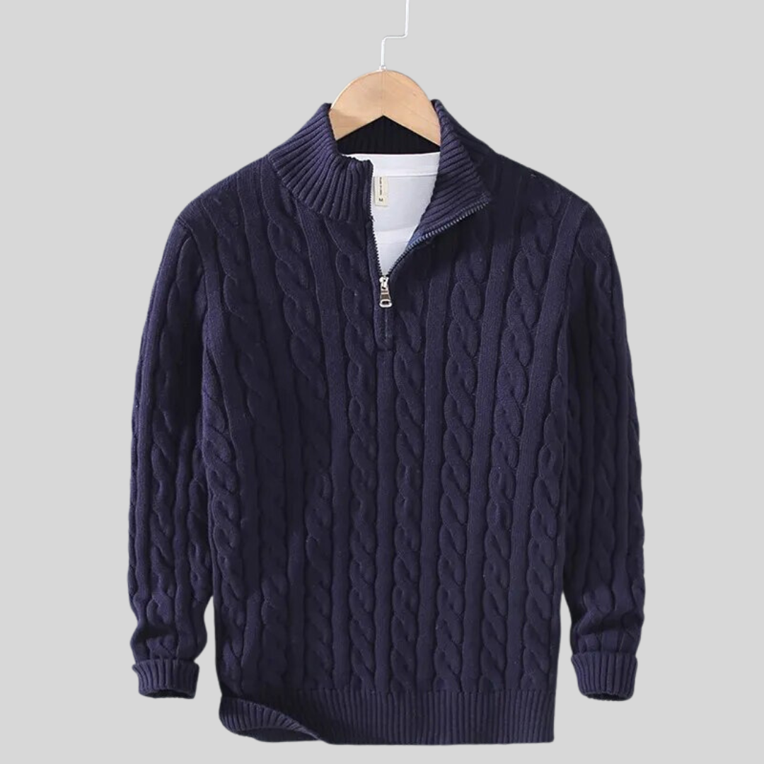Maglione blu scuro a trecce con zip, appeso su gruccia. Design elegante e caldo, ideale per moda invernale uomo. Maglieria di qualità.