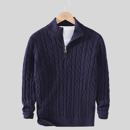 Maglione blu scuro a trecce con zip, appeso su gruccia. Design elegante e caldo, ideale per moda invernale uomo. Maglieria di qualità.