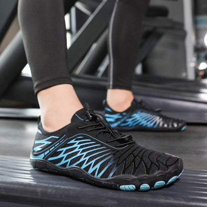 Scarpe da corsa minimaliste nere e blu su tapis roulant, design leggero e traspirante, ideali per allenamenti fitness e corsa indoor.