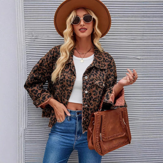 Donna con giacca leopardata, cappello a tesa larga e occhiali da sole, tiene una borsa marrone. Moda autunnale, stile casual chic, tendenze 2023.