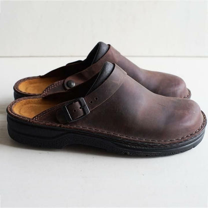 Zoccoli in pelle marrone con fibbia, suola nera antiscivolo, design comodo e casual. Scarpe artigianali per uomo, ideali per uso quotidiano.