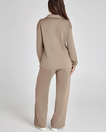 Donna in abbigliamento casual beige, vista posteriore. Indossa pantaloni larghi e maglia a maniche lunghe. Stile moda autunnale elegante.