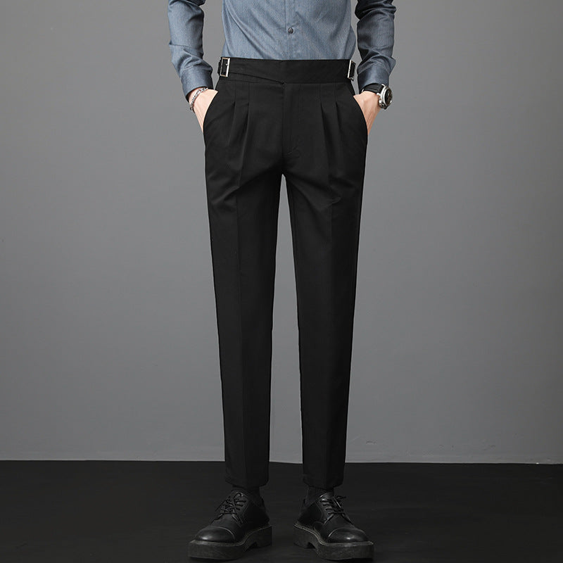 Pantaloni eleganti neri da uomo, abbinati a camicia blu e scarpe nere. Stile formale, moda maschile, abbigliamento classico.