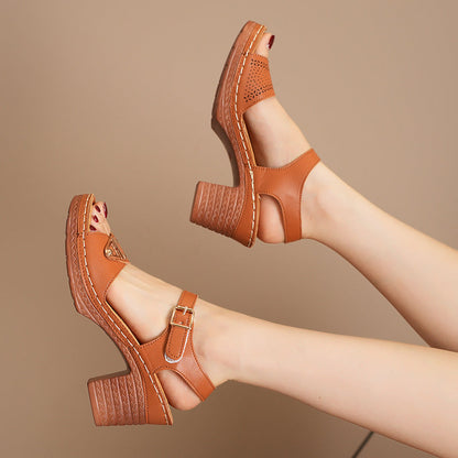 Sandali donna marroni con tacco largo, cinturino regolabile e dettagli traforati. Scarpe estive eleganti, moda femminile, calzature comode.