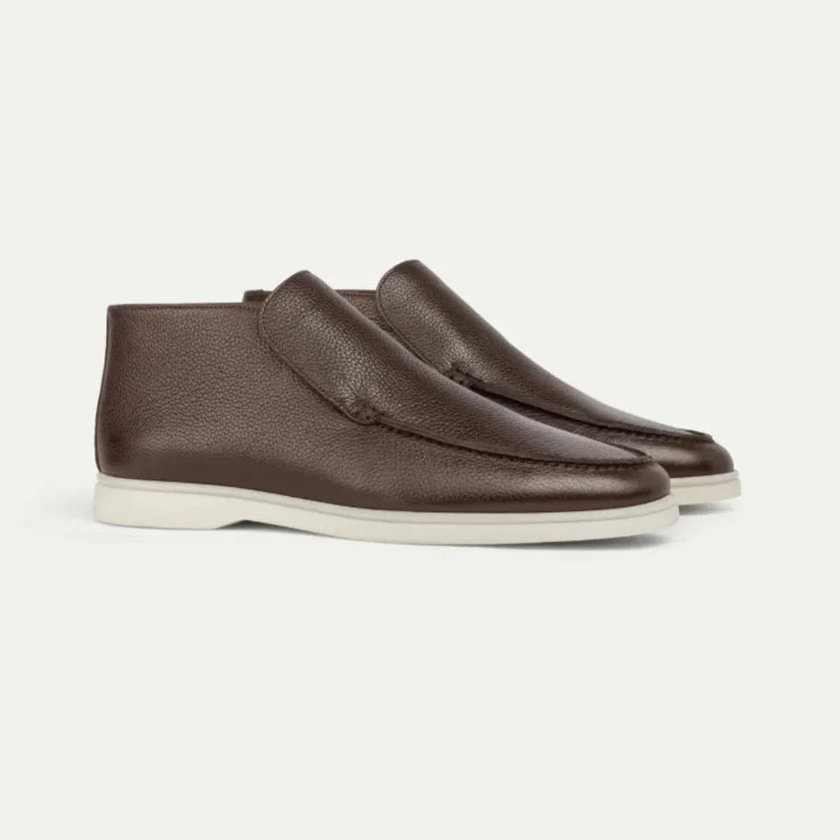 Scarpe uomo in pelle marrone, design elegante e moderno, suola bianca. Calzature di lusso, stile casual-chic, perfette per ogni occasione.