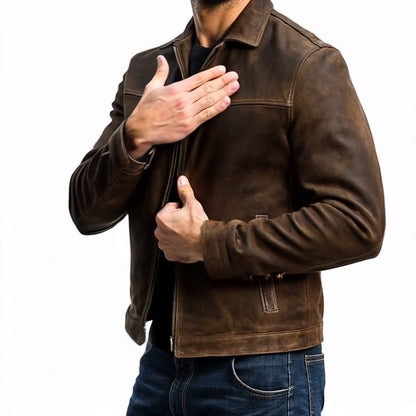 Giacca in pelle marrone da uomo, stile casual, con zip frontale. Indossata sopra jeans blu. Moda maschile autunnale, abbigliamento trendy.