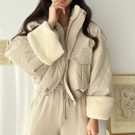 Giacca Invernale Donna Spessa con Collo Alto e Cuciture in Velluto di Agnello