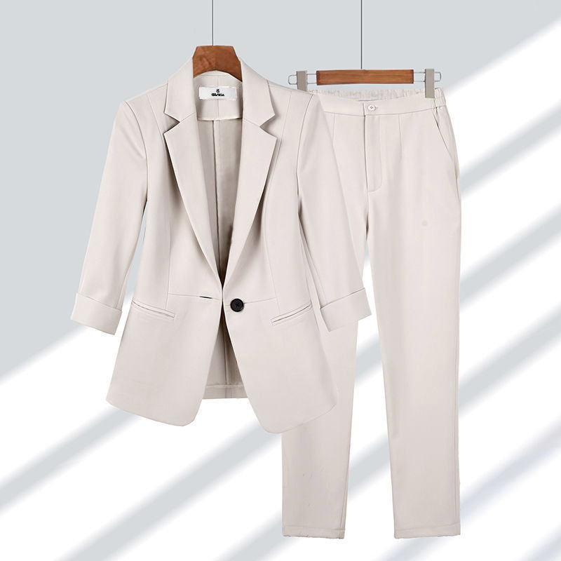 Completo blazer e pantaloni sartoriali con taglio aderente