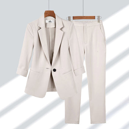 Completo blazer e pantaloni sartoriali con taglio aderente