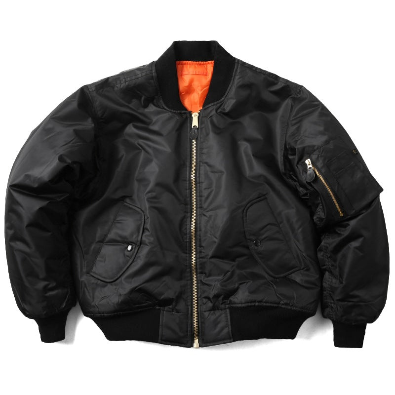 Giacca bomber nera in nylon con fodera arancione, zip frontale dorata, tasche laterali e tasca sulla manica. Stile casual e urbano.
