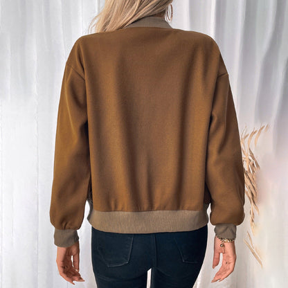 Donna con giacca marrone, vista posteriore, su sfondo bianco. Moda autunnale, abbigliamento casual, giacca calda, stile moderno.