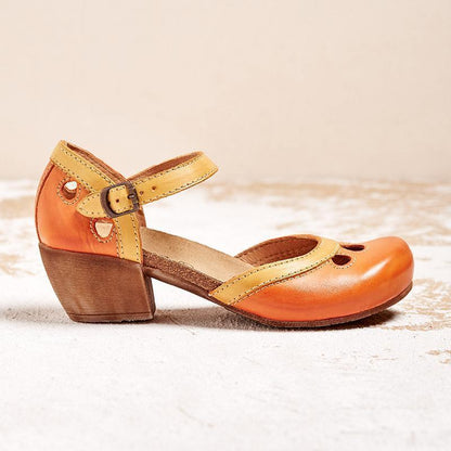 Scarpa da donna in pelle arancione e gialla con tacco basso in legno, cinturino regolabile e design traforato. Elegante e comoda per ogni occasione.