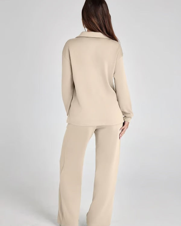 Donna in abbigliamento beige, completo giacca e pantaloni larghi, vista posteriore. Moda donna, abbigliamento casual elegante, tendenze 2023.