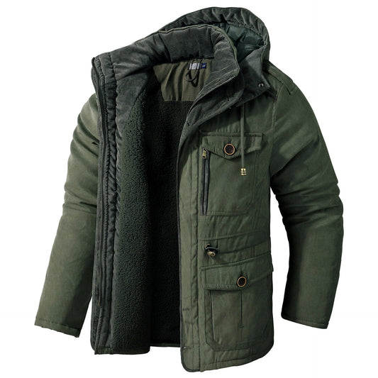 Giacca invernale verde con cappuccio, imbottitura interna in pile, tasche multiple e chiusura a zip. Ideale per climi freddi e attività all'aperto.