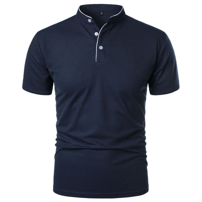 Maglietta polo blu scuro da uomo con colletto alla coreana e bottoni, design elegante e moderno, ideale per abbigliamento casual e formale.