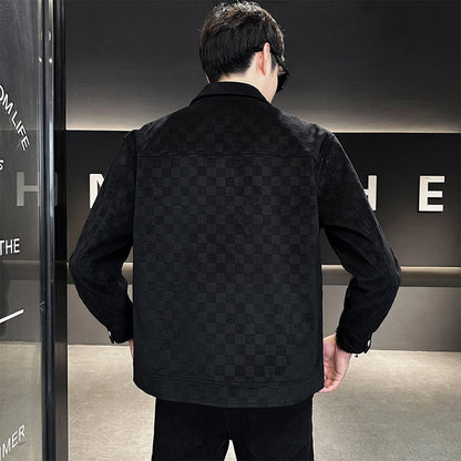Giacca nera a quadri indossata da uomo di spalle, in ambiente moderno. Moda maschile, abbigliamento casual, stile contemporaneo.