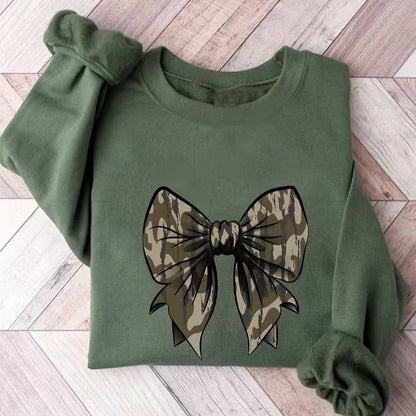 Felpa verde con stampa fiocco mimetico, design moda casual, abbigliamento autunnale, stile militare, tessuto morbido, tendenza 2023.
