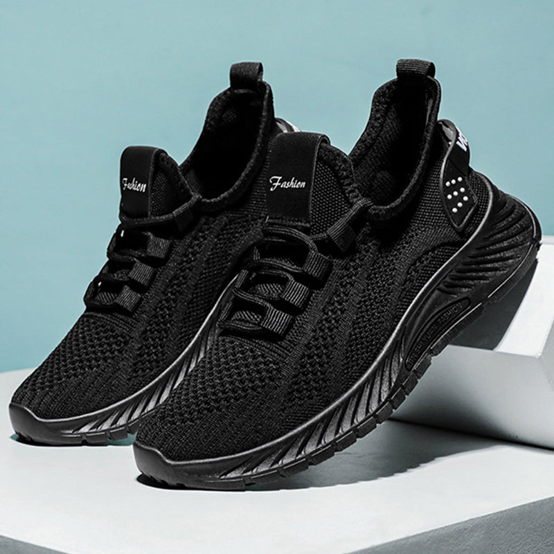 Scarpe da ginnastica nere su sfondo blu, design moderno e traspirante, suola antiscivolo, ideali per sport e tempo libero.