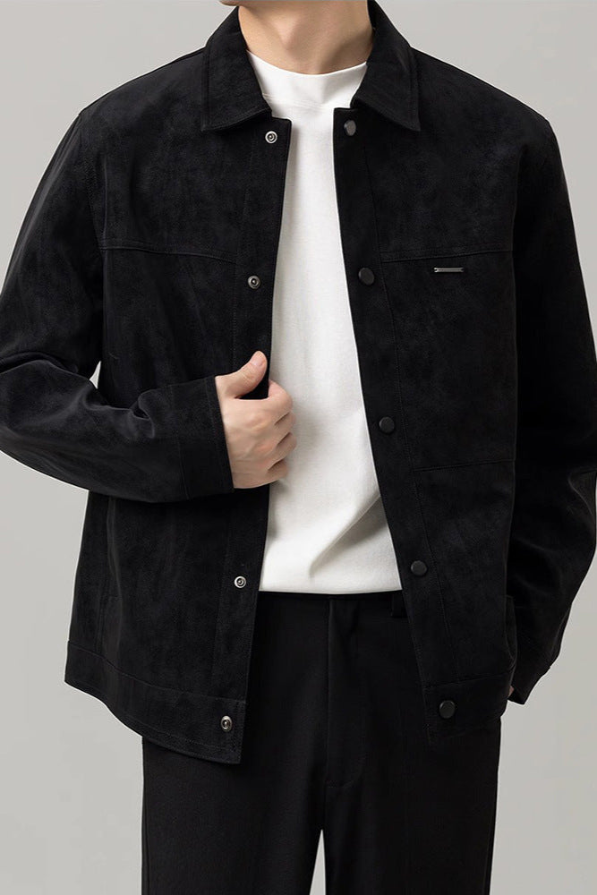 Giacca nera in pelle scamosciata, uomo, stile casual elegante, abbinata a maglietta bianca e pantaloni neri. Moda maschile autunno inverno.