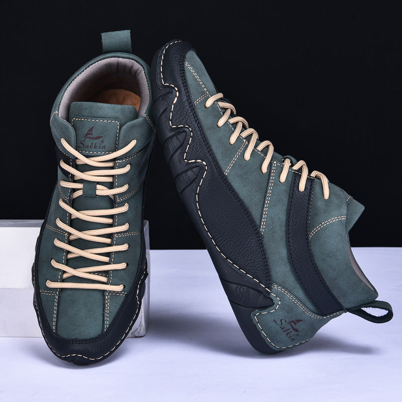 Scarpe da ginnastica alte in pelle verde con lacci beige, suola nera antiscivolo. Design moderno e confortevole, ideali per moda casual e sportiva.