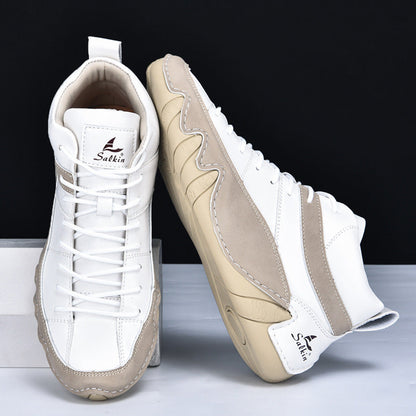 Scarpe da ginnastica alte bianche e beige, design moderno, suola antiscivolo, marchio visibile, moda casual, calzature sportive uomo.