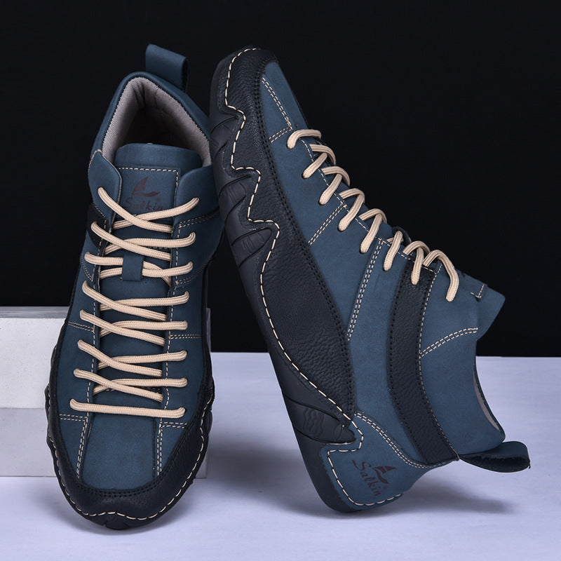Scarpe da uomo in pelle blu con suola nera, design casual e lacci beige, ideali per moda urbana e comfort quotidiano.