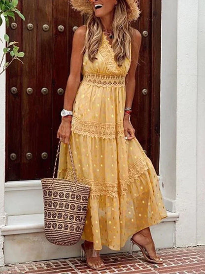 Donna con abito lungo giallo a pois e dettagli in pizzo, cappello di paglia, borsa intrecciata. Moda estiva, look boho chic, abbigliamento casual.