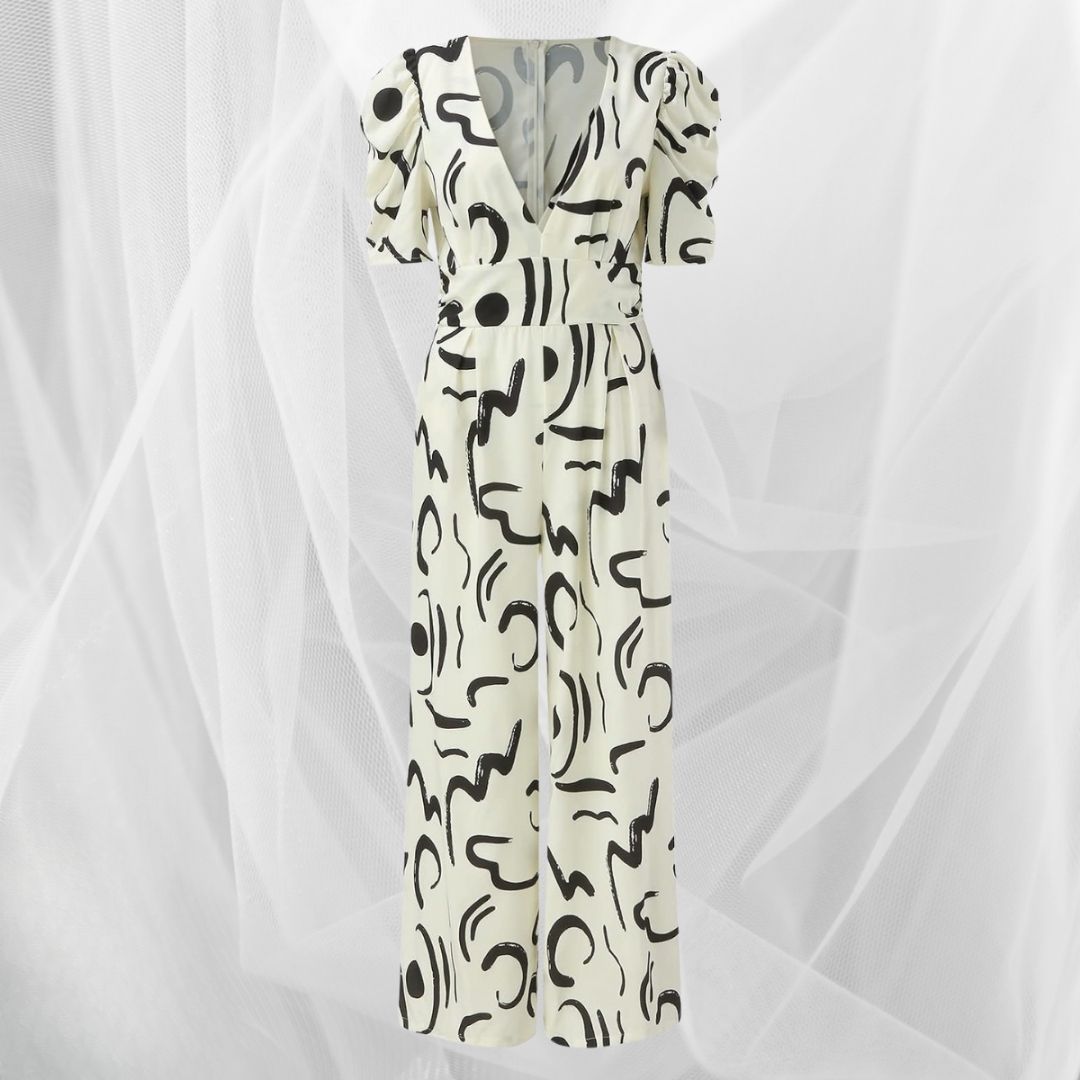 Abito lungo bianco con motivo astratto nero, scollo a V profondo e maniche corte a sbuffo, su sfondo di tulle bianco. Moda elegante e moderna.