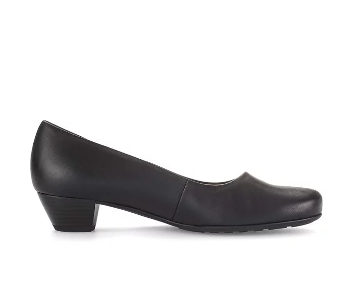 Scarpa décolleté nera in pelle con tacco basso, design elegante e minimalista, ideale per abbigliamento formale e casual.
