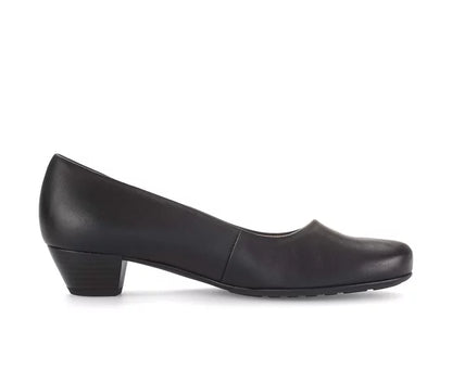 Scarpa décolleté nera in pelle con tacco basso, design elegante e minimalista, ideale per abbigliamento formale e casual.