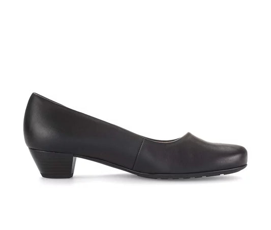 Scarpa décolleté nera in pelle con tacco basso, design elegante e minimalista, ideale per abbigliamento formale e casual.