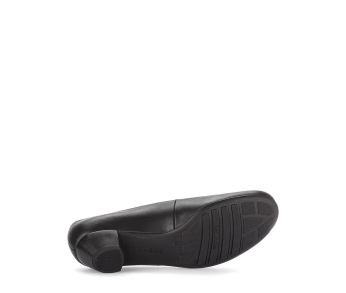 Scarpa da donna nera con tacco basso, vista suola antiscivolo. Calzatura elegante e comoda, ideale per l'uso quotidiano e occasioni formali.