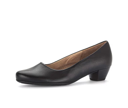 Scarpa décolleté nera in pelle con tacco basso, design elegante e classico, ideale per abbigliamento formale e casual.