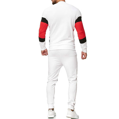 Uomo in tuta sportiva bianca con dettagli rossi e neri, vista posteriore. Abbigliamento casual, moda maschile, stile moderno.