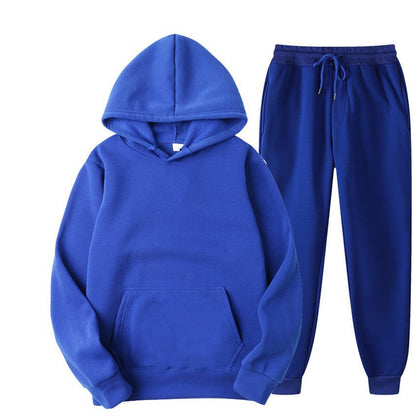 Tuta sportiva blu in pile, composta da felpa con cappuccio e pantaloni con coulisse. Abbigliamento casual e comodo per uomo e donna.