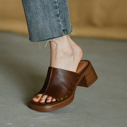 Sandalo donna in pelle marrone con tacco largo, indossato con jeans. Scarpe estive eleganti, moda casual, calzature comode.