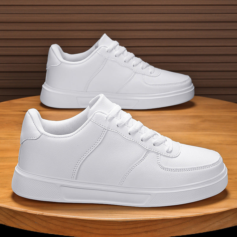 Scarpe da ginnastica bianche su tavolo di legno, design minimalista, suola in gomma, perfette per moda casual e sportiva.