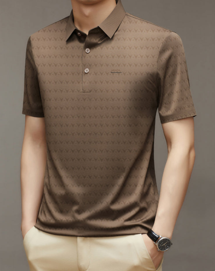 Camicia polo marrone da uomo con motivo geometrico, maniche corte, colletto classico e orologio da polso nero. Elegante abbigliamento casual.
