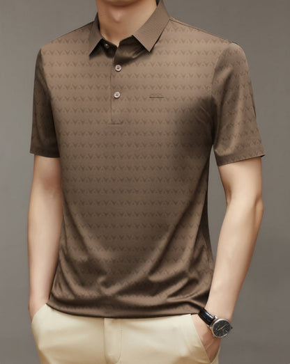 Camicia polo marrone da uomo con motivo geometrico, maniche corte, colletto classico e orologio da polso nero. Elegante abbigliamento casual.