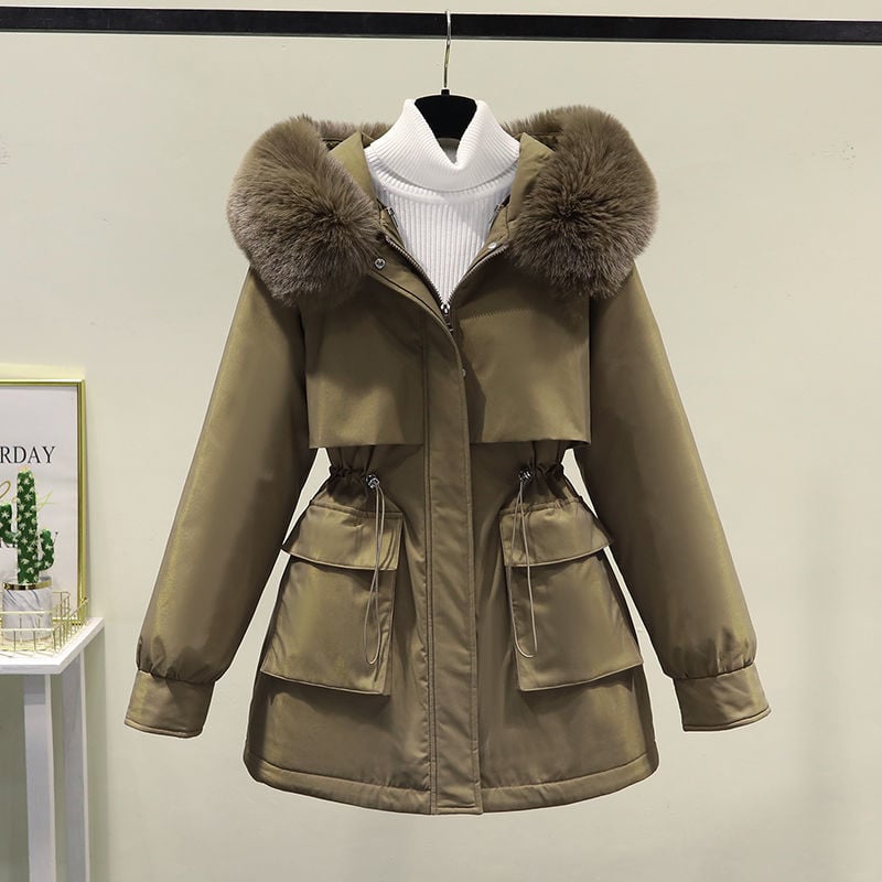 Giacca invernale da donna con cappuccio in pelliccia sintetica marrone, tasche frontali, chiusura a zip, stile casual elegante.