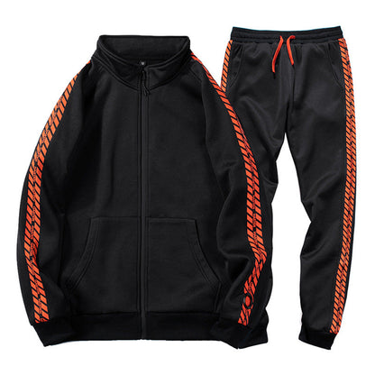 Tuta sportiva nera con strisce arancioni, giacca con zip e pantaloni abbinati. Abbigliamento casual uomo, moda fitness, stile moderno.