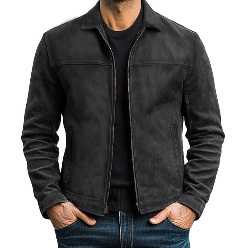 Giacca in pelle nera da uomo, stile casual, con zip frontale e tasche laterali, indossata su maglia scura e jeans. Moda maschile autunnale.