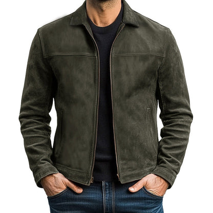 Giacca uomo in pelle scamosciata verde, stile casual, con zip frontale e tasche laterali. Moda maschile autunno, abbigliamento trendy.