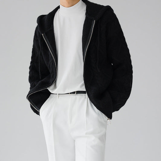Giacca nera invernale con zip su uomo in abbigliamento elegante, maglia bianca e pantaloni bianchi. Moda maschile, stile casual chic.