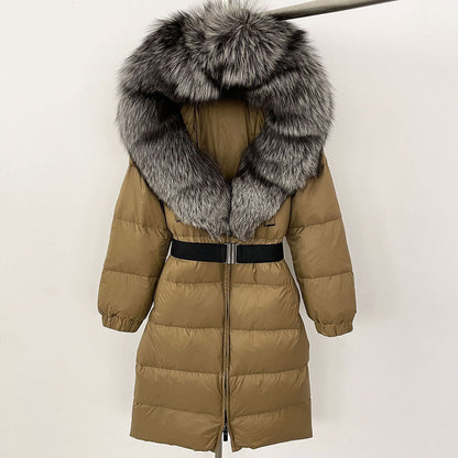 Cappotto invernale marrone con cappuccio in pelliccia sintetica grigia, cintura nera, design trapuntato, moda donna, abbigliamento caldo elegante.