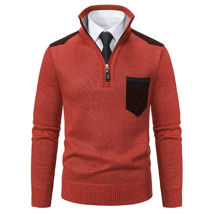 Maglione uomo rosso con zip, tasca nera, dettagli a contrasto, indossato sopra camicia bianca e cravatta nera. Moda autunno inverno elegante.