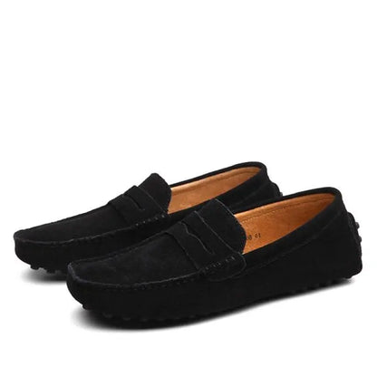 Mocassini uomo in pelle scamosciata nera, design elegante e casual, suola antiscivolo, ideali per look formali e quotidiani.